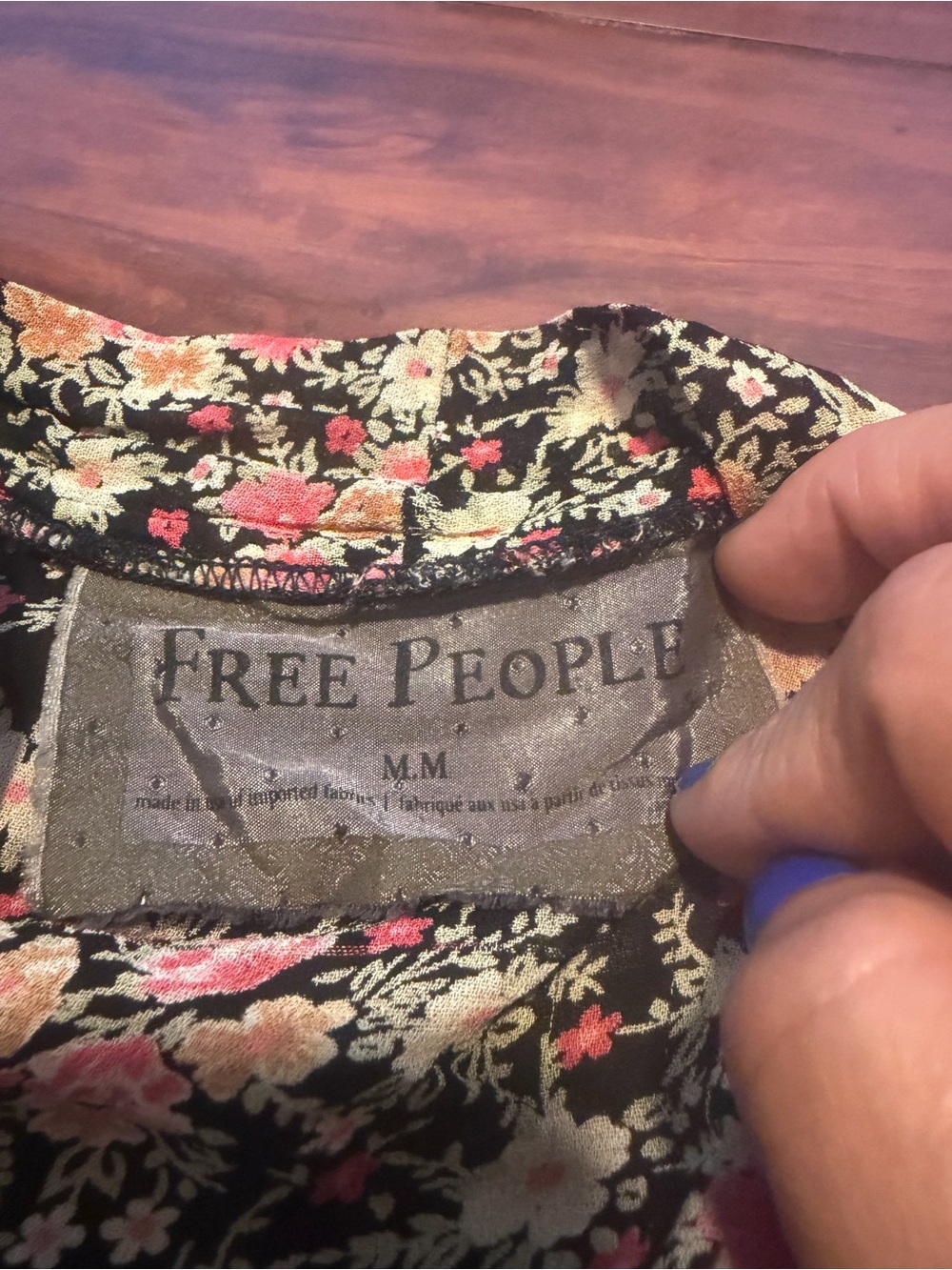 Free People Black Floral open Tunic with Pink & White Blossoms 100% Rayon Sz M - Picture 8 of 9
